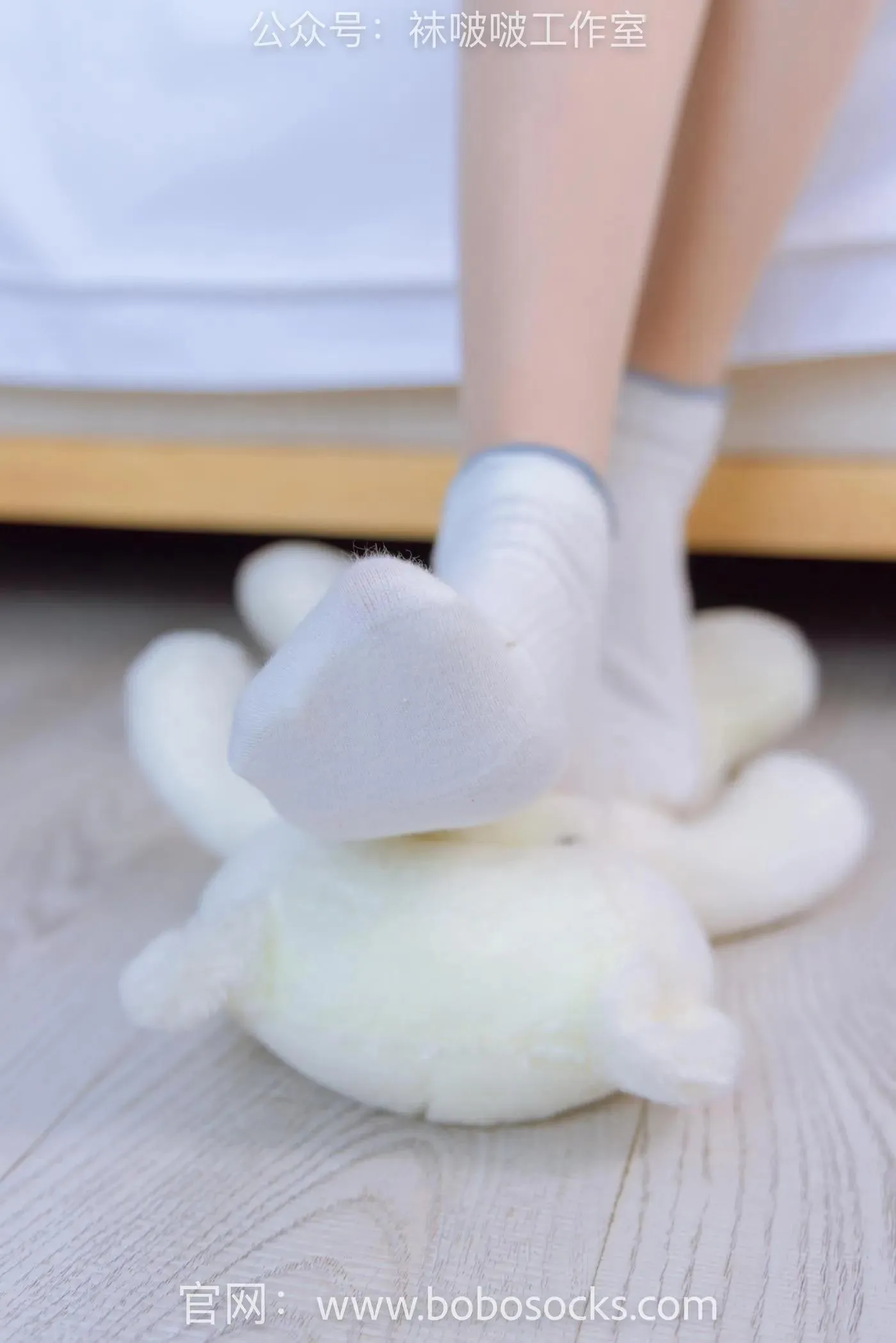 [BoBoSocks袜啵啵]NO.118 稚予-运动鞋、白棉袜、肉丝、踩小熊玩偶 [140P]插图9